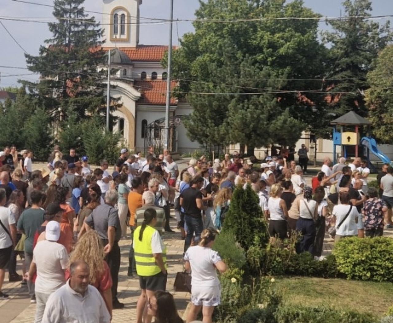 Граждани пред Община Елин Пелин
